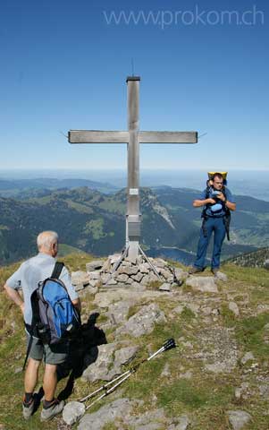 Das bescheidene Gipfelkreuz auf dem Zindlenspitz