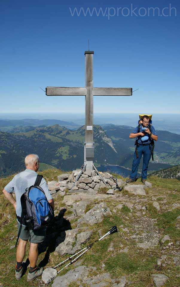 Das bescheidene Gipfelkreuz auf dem Zindlenspitz