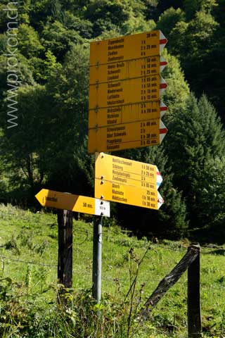 Wegweiser unten an der Strasse