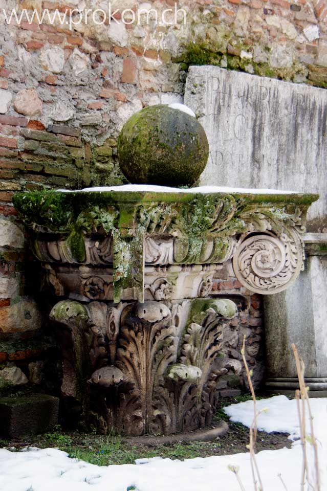 ausgemustertes korinthisches Säulenkapitell im Hinterhof des Teatro Olimpico