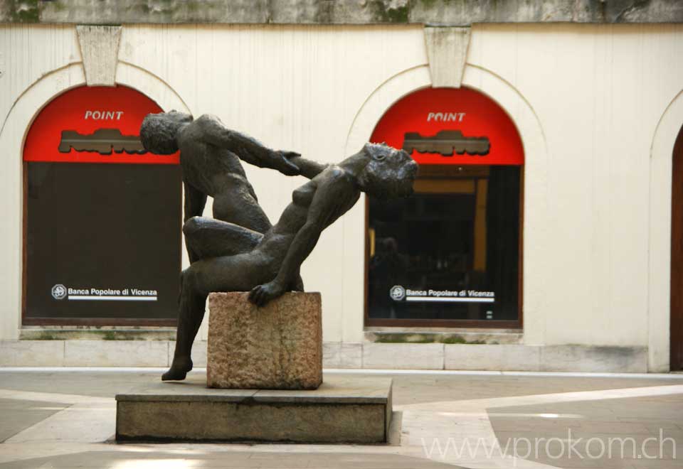 Er will offenbar, dass sie will, aber sie scheint nicht zu wollen.