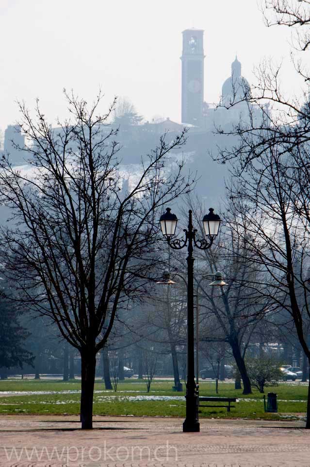 Filigrane Bildhauerarbeit an den Balkonen