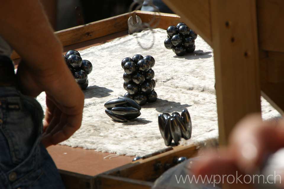 Stillleben mit stählernen Instant-Skulpturen