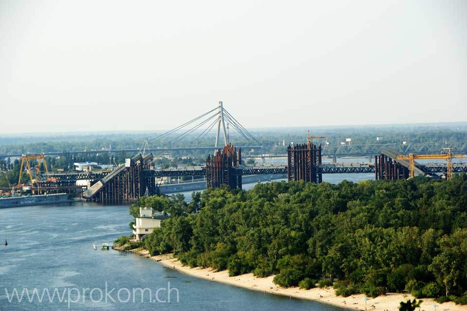 Eine neue Brücke wird gebaut.