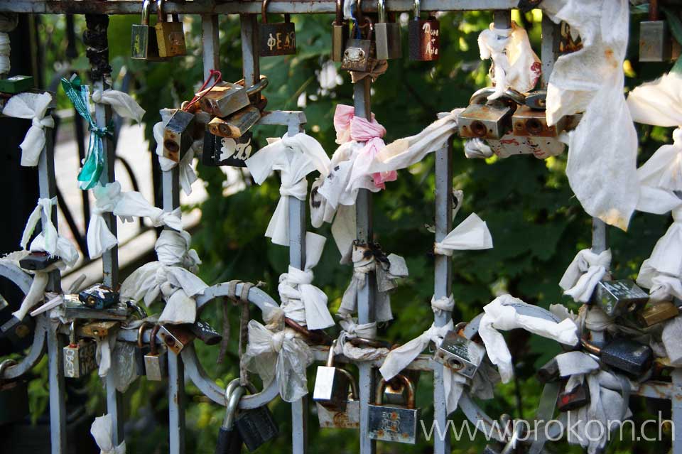 Ukraine, Kiew: Парковый мост или мостик влюбленных, Parkbrücke oder Brücklein der Verliebten