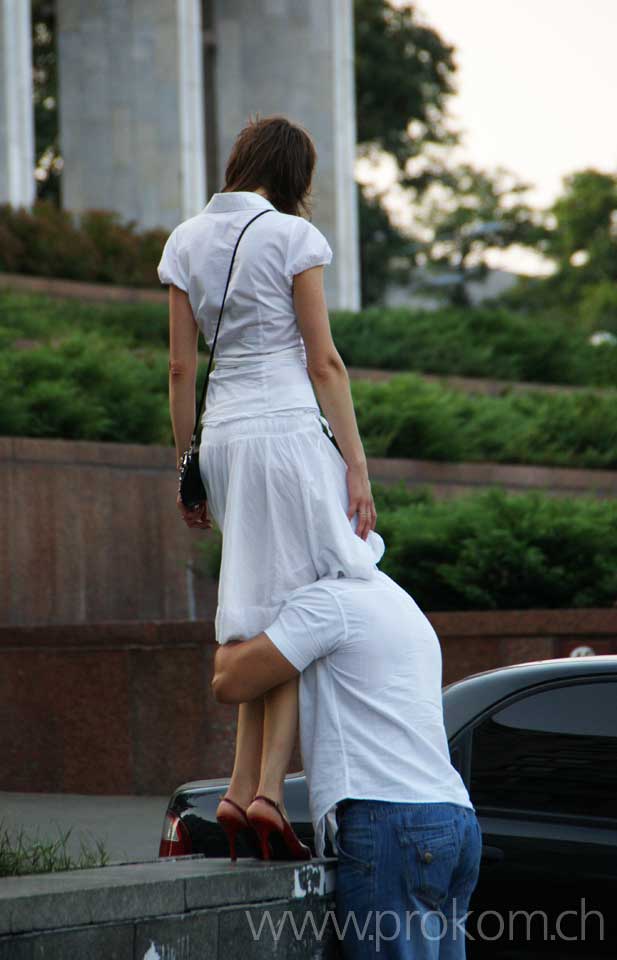 Nette Bräuche hierzulande – vor dem Palast der Künste an der Kreschatik.