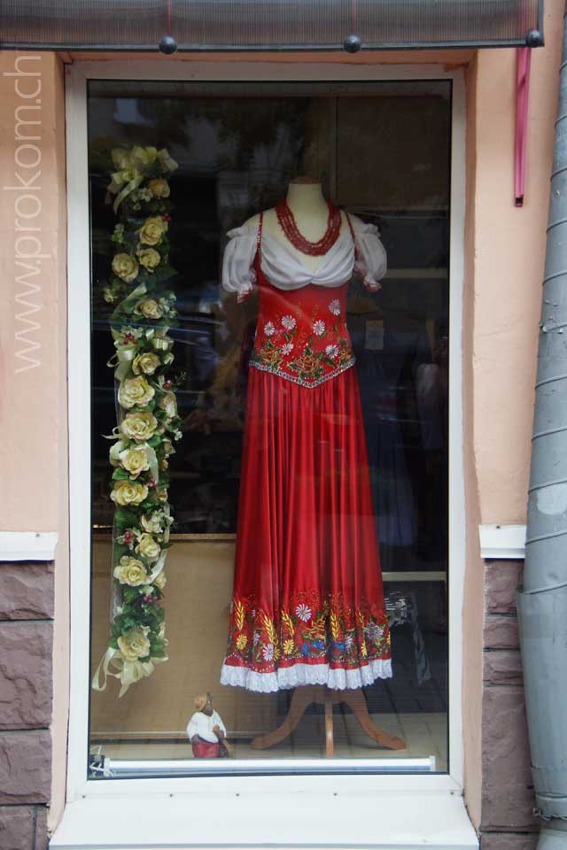 Eine heimische Tracht in diesem Schaufenster? Jedenfalls sehr hübsch und farbig, denke ich.