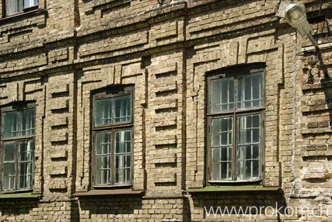 Kloster Pechersk-Lavra: eine wunderschöne alte Fassade im Klosterbezirk.