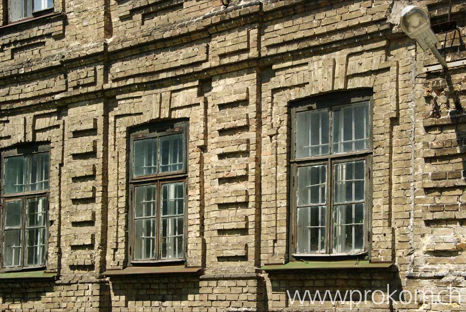 Kloster Pechersk-Lavra: eine wunderschöne alte Fassade im Klosterbezirk