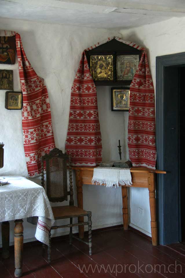 Hausaltar mit Ikonen und Bibel