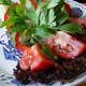 ein saftiger Tomatensalat mit Zutaten