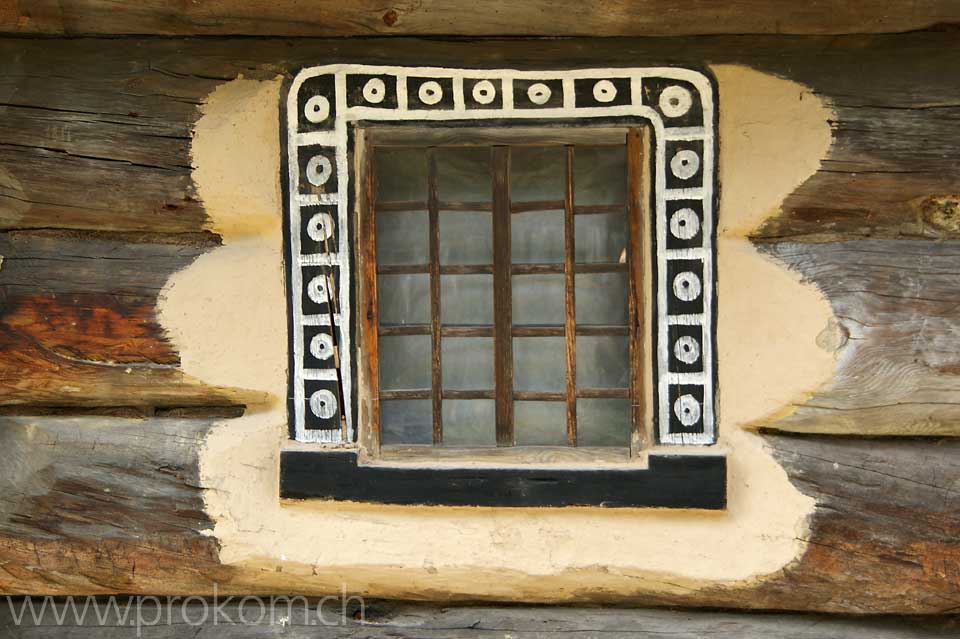 verziertes Fenster eines Blockhauses