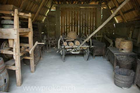 Geräteschuppen in ukrainischem Bauernhaus