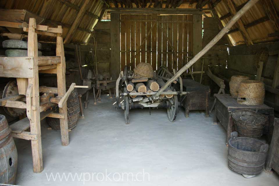 Geräteschuppen in ukrainischem Bauernhaus
