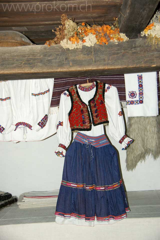 drinnen: farbenfrohe Tracht