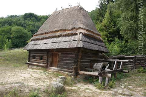 Steiles, hohes Dach, oben Stroh, unten Schindeln