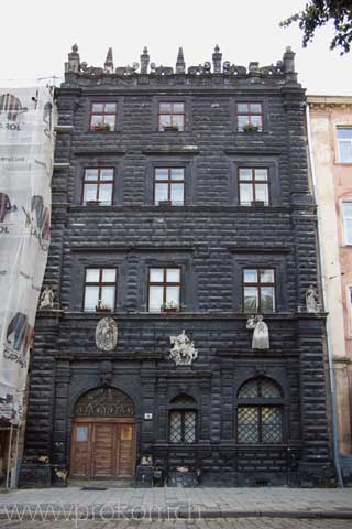 Das schwarze Haus am zentralen Lemberger Marktplatz