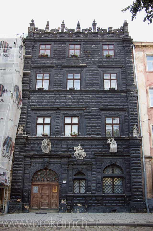 Das schwarze Haus am zentralen Lemberger Marktplatz