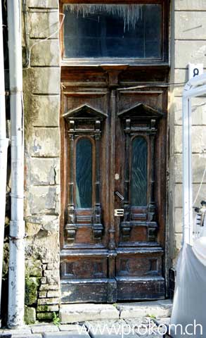 Altes Gebäude, alte Tür – nicht gerade einladend – Lemberg