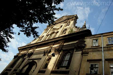 eine Kirche in Lwiw – Bäumchen spriessen aus der Fassade