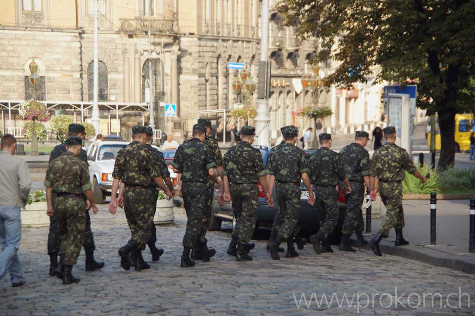in Zweierkolonne durch Lwiw