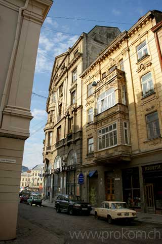 Haustür in Lwow. Hier befindet sich das Delegiertenbüro der deutschen Fassade in Lwiw