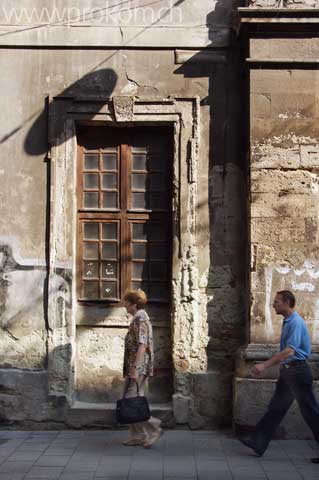 Da war eine Tür, jetzt ist da ein Fenster, durch das man weder von innen noch von aussen hindurchsehen kann