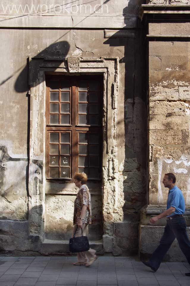 Da war eine Tür, jetzt ist da ein Fenster, durch das man weder von innen noch von aussen hindurchsehen kann