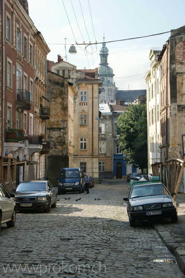 Strasse in Lemberg – moderne Autos auf Kopfsteinpflaster, uralte Häuser