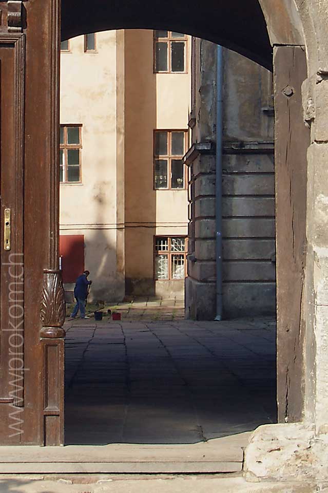 Durchblick in den Hinterhof, wo gerade gearbeitet wird.