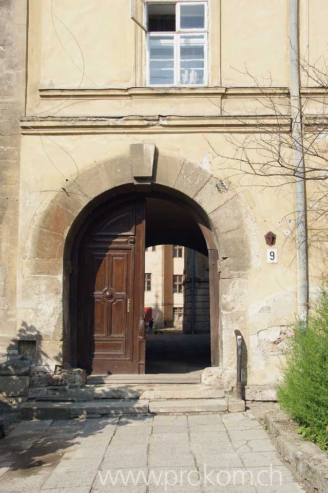 Schönes Portal im Kirchenareal, originelle Verkabelung und Durchblick in den Hinterhof, wo gerade gearbeitet wird.