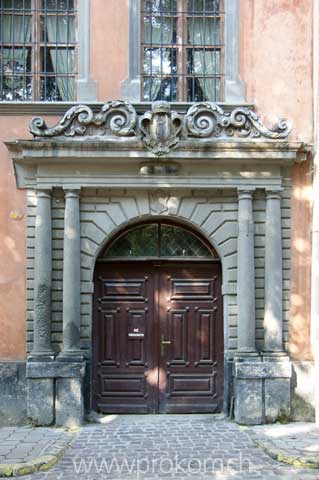 Was auf dem Schild dieses schönen Portals steht, möchten Sie wissen? – Man möge hier nicht parkieren … ganz profan.