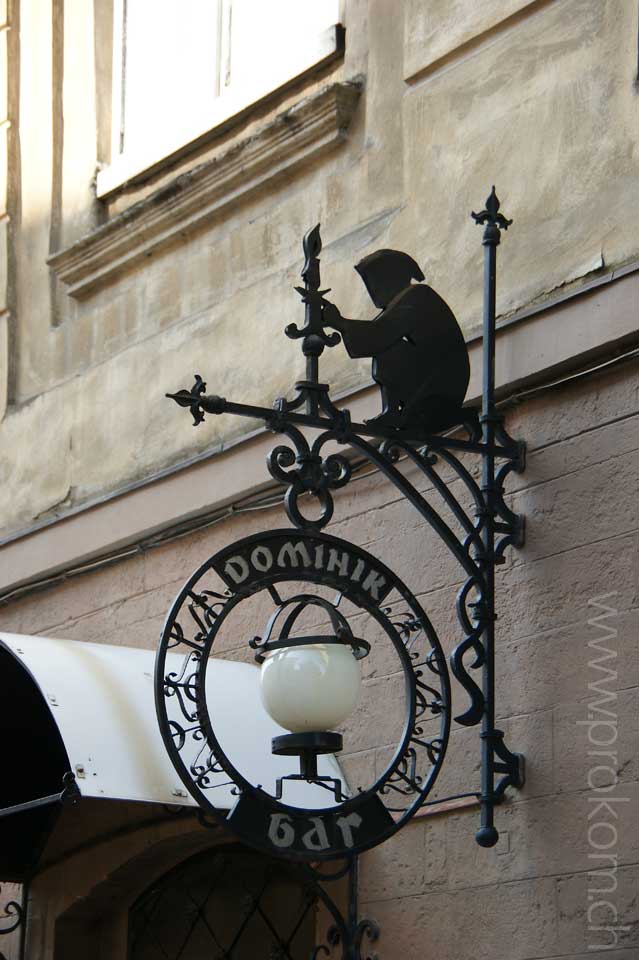 Endlich gibt es wieder einmal etwas zu trinken, in der Bar von Dominik, in historischer Umgebung, einfach prima!