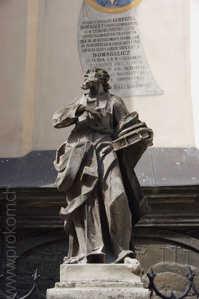 Diese Statue eines Heiligen scheint direkt aus dem Sandstein geschnitzt worden zu sein