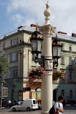 Prunkleuchter auf dem Platz vor der Oper in Lemberg