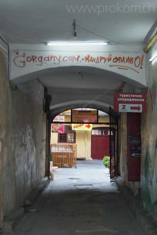 Einfahrt zu einem Hinterhof – Sportartikel, Blumen und weiteres findet man hier.