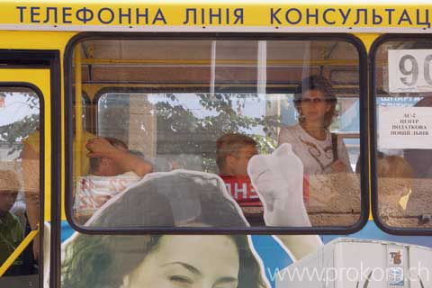 Einblick in einen Bus trifft auf Ausblick aus einem Bus