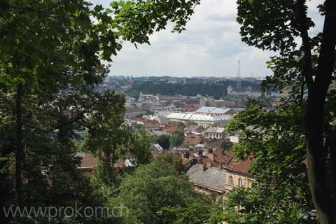 Blick hinunter zur Altstadt von Lwow