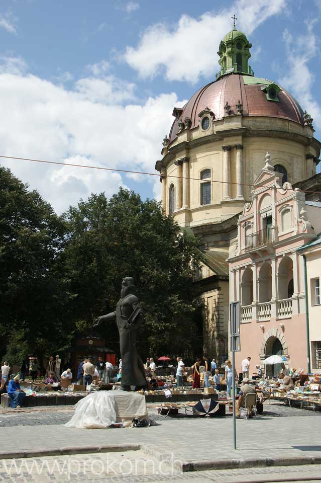 Die Dominikanerkathedrale, hier mit kupferfarbenem Dach, Lwiw