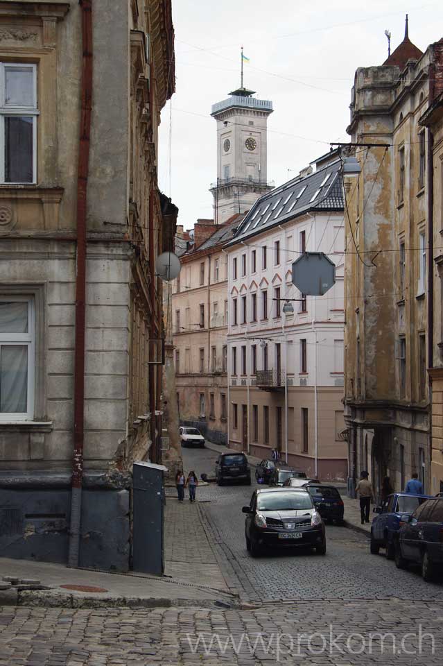 Gasse in der Lwiwer Altstadt. Im Hintergrund sieht man den Turm des Rathauses