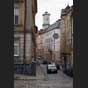 Gasse in der Lwiwer Altstadt. Im Hintergrund sieht man den Turm des Rathauses