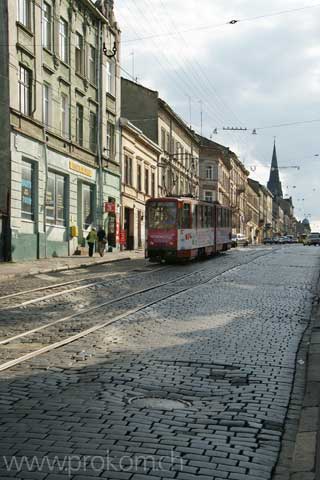 Im Blickfeld die Wellen-Strassen-Bahn … und ganz hinten die Elisabeth-und-Olga-Kirche